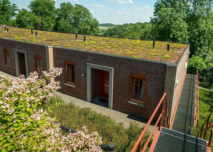 Landal Kasteeldomein De Cauberg فندق